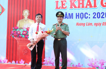 Đại tá Lê Khắc Thuyết dự lễ khai giảng tại Trường Tiểu học Hương Lâm, huyện Hương Khê